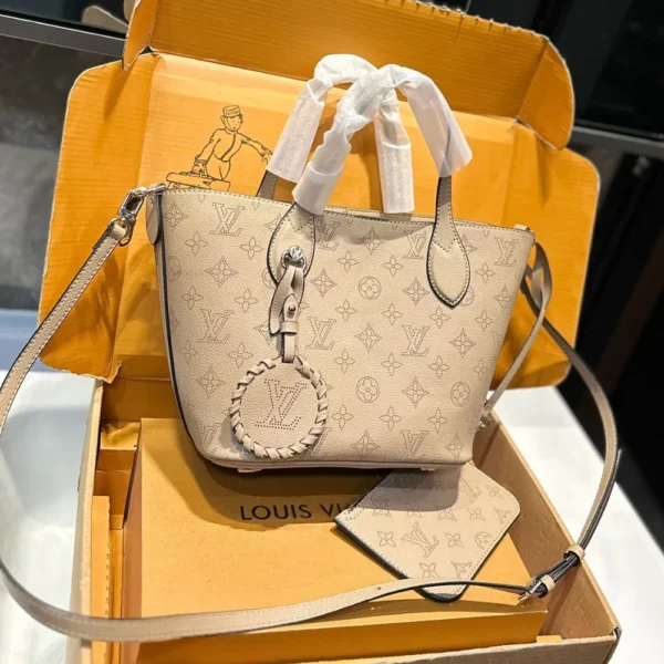 161-1-fa976076f250.webp Louis Vuitton Blossom Mahina Calfskin Bag Beige 21Cm, Designer Handbags, Womens Purse, luxury bags