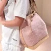 210-6fcc9e10fc61.webp Louis Vuitton Noé Monogram Emblème Rose Ruban Color 27.5cm M28714