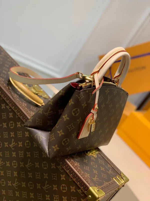 3_8edff5f0-9e65-4c1a-8982-aeb4d24e80d8-fe481c37b096.webp Louis Vuitton Petit Palais Tote 29Cm, Designer Handbags, Womens Purse, luxury bags