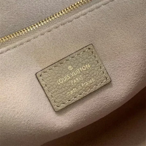 43141b20-e6df45bbabb0.webp Louis Vuitton LV OnTheGo East West M46653 Beige 25cm, Designer Handbags, Womens Purse, luxury bags
