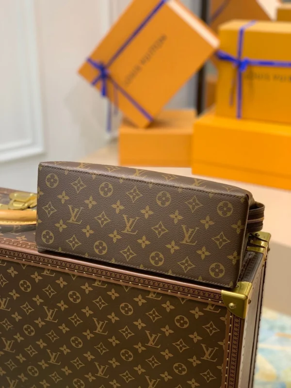 4_e035e94f-fdd1-47a3-a579-378ef42ef9c8-d4f61711bfde.webp Louis Vuitton Petit Palais Tote 29Cm, Designer Handbags, Womens Purse, luxury bags