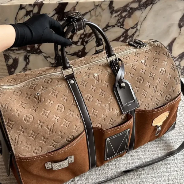 5fd213a011666c38e4ada553d7ea7695597ffdd9388a7df4c0e056e6852ff26b.webp Louis Vuitton Keepall Bandoulière Bag 50cm/19.7in Tan Monogram Suede Leather M26127