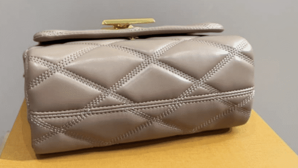 Anh-man-hinh-2023-10-22-luc-21.38.34-e0f128ba741c.png Louis Vuitton Go 14 Gm Beige 22Cm M23689, Designer Handbags, Womens Purse, luxury bags