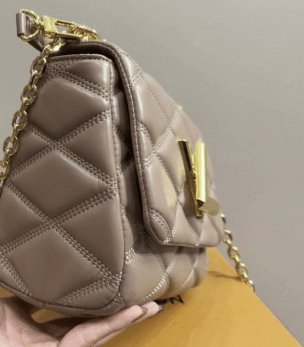 Anh-man-hinh-2023-10-22-luc-21.38.40-71b2b1471982.png Louis Vuitton Go 14 Gm Beige 22Cm M23689, Designer Handbags, Womens Purse, luxury bags