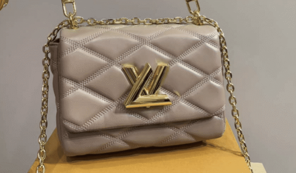 Anh-man-hinh-2023-10-22-luc-21.38.51-6adc860f1ca1.png Louis Vuitton Go 14 Gm Beige 22Cm M23689, Designer Handbags, Womens Purse, luxury bags