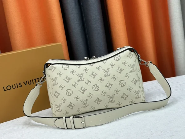 Louis Vuitton Hand It All Pm Creme 29Cm M24114, Designer Handbags, Womens Purse, luxury bags