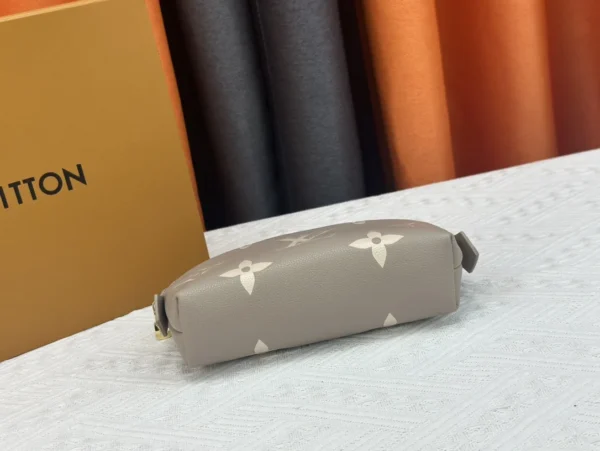 LV4-6-77b91f79ec6d.webp Louis Vuitton Cosmetic Pouch Pm Creme 17Cm M45951, Designer Handbags, Womens Purse, luxury bags