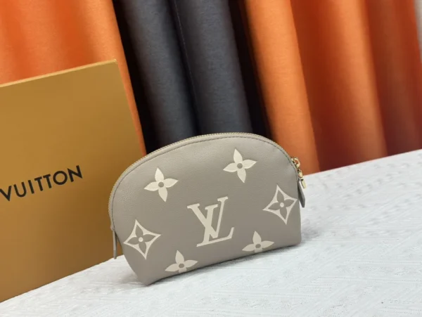 LV6-6-b8ea868022b8.webp Louis Vuitton Cosmetic Pouch Pm Creme 17Cm M45951, Designer Handbags, Womens Purse, luxury bags