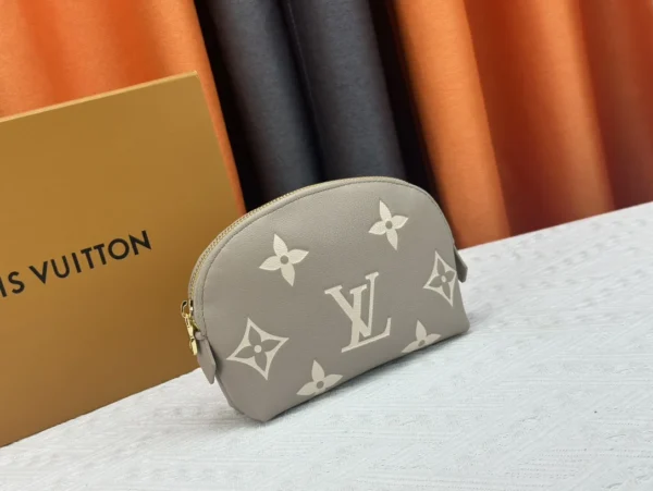 LV8-6-6e55be74d539.webp Louis Vuitton Cosmetic Pouch Pm Creme 17Cm M45951, Designer Handbags, Womens Purse, luxury bags