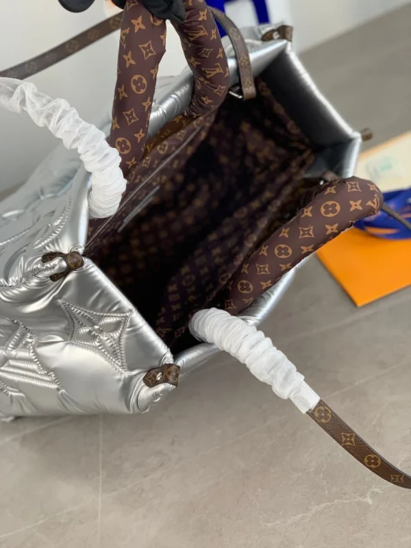 Louis-Vuitton-Pillow-Onthego-GM-Silver5-cef61187dd98.webp Louis Vuitton Onthego Gm Silver Giant Monogram Econyl Pillow M21053 41cm, Designer Handbags, Womens Purse, luxury bags