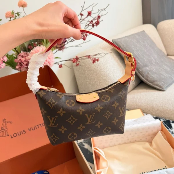 SUPERCLONE-2026-07-02T103511.149.webp Louis Vuitton Pochette Hills Bag Monogram 18.5cm M27509