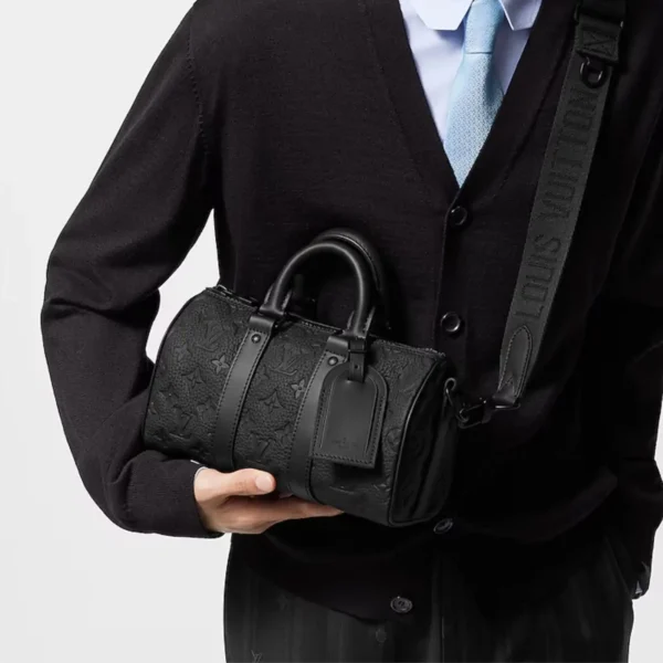 SUPERCLONE-2026-08-11T162126.477.webp Louis Vuitton Keepall Bandoulière Bag 25cm/9.8in Black Taurillon Cowhide M20900