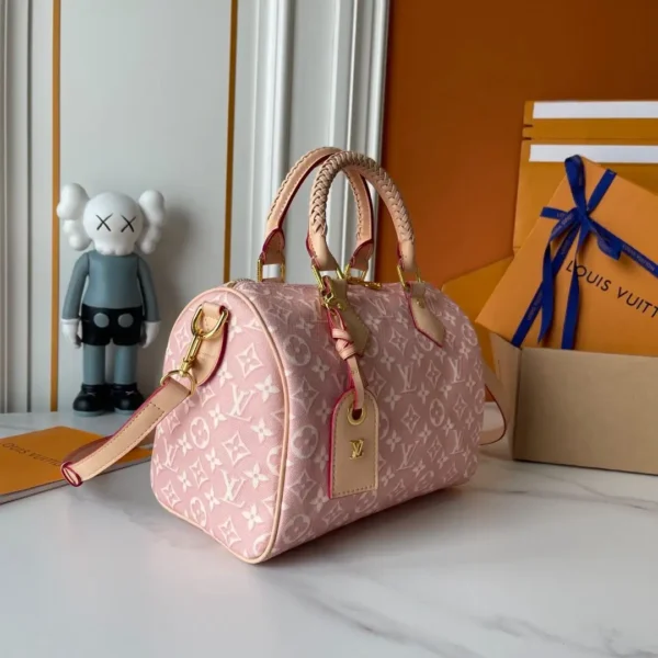 WhatsApp-Image-2026-06-29-at-14.59.02-1-be2d9f3a3634.webp Louis Vuitton Speedy Bandoulière Monogram Emblème Rose Ruban Color 20.5cm M2A377
