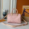 WhatsApp-Image-2026-06-29-at-14.59.15-1d3f5489f64e.webp Louis Vuitton Speedy Bandoulière Monogram Emblème Rose Ruban Color 20.5cm M2A377