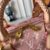 WhatsApp-Image-2026-06-29-at-14.59.16-a1a59d14bc1e.webp Louis Vuitton Speedy Bandoulière Monogram Emblème Rose Ruban Color 20.5cm M2A377