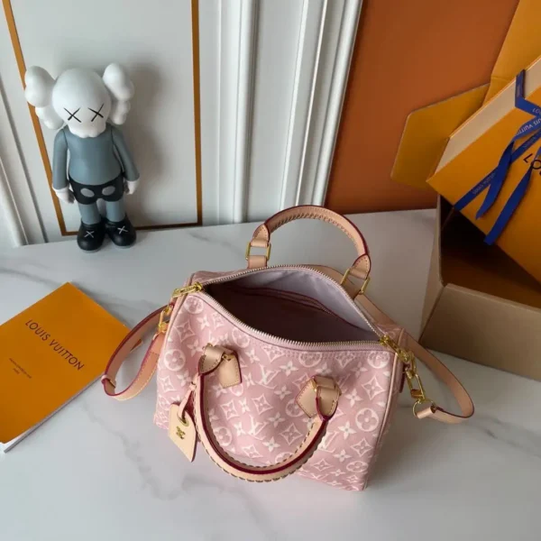 WhatsApp-Image-2026-06-29-at-14.59.17-e7ce7a8ebfb3.webp Louis Vuitton Speedy Bandoulière Monogram Emblème Rose Ruban Color 20.5cm M2A377