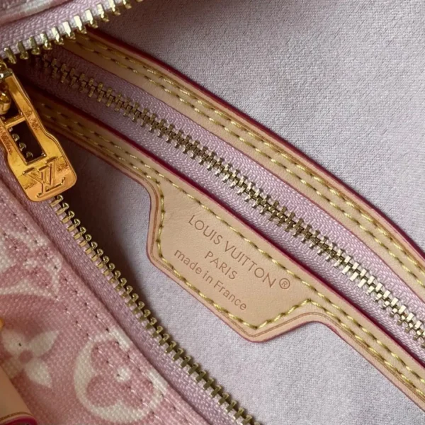 WhatsApp-Image-2026-06-29-at-14.59.18-ac6ec6dd5611.webp Louis Vuitton Speedy Bandoulière Monogram Emblème Rose Ruban Color 20.5cm M2A377