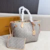WhatsApp-Image-2026-06-29-at-15.43.11-436ba4bbb9cb.webp Louis Vuitton Neverfull MM Monogram Emblème Peuplier Motif 47cm M2A381