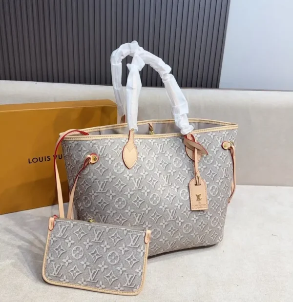 WhatsApp-Image-2026-06-29-at-15.43.11-436ba4bbb9cb.webp Louis Vuitton Neverfull MM Monogram Emblème Peuplier Motif 47cm M2A381