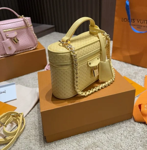 WhatsApp-Image-2026-06-30-at-09.26.49-1-466a8560870f.webp Louis Vuitton Vanity Chain Pouch 19cm M29051