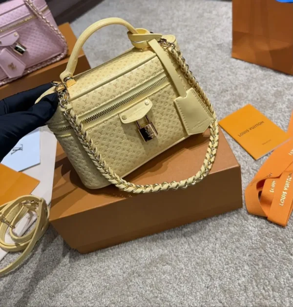 WhatsApp-Image-2026-06-30-at-09.26.49-dc09ce1dacb6.webp Louis Vuitton Vanity Chain Pouch 19cm M29051