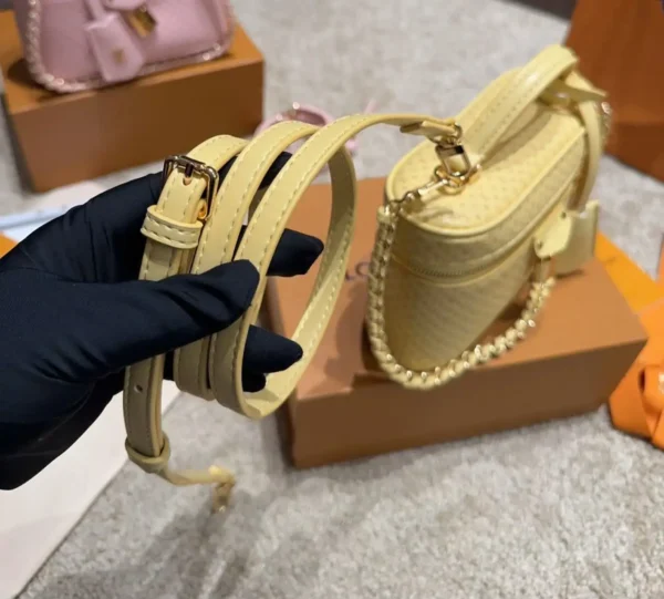 WhatsApp-Image-2026-06-30-at-09.26.50-1-62ff54f87bc6.webp Louis Vuitton Vanity Chain Pouch 19cm M29051