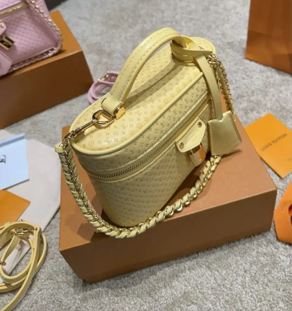 WhatsApp-Image-2026-06-30-at-09.26.52-dcdc0a10c724.webp Louis Vuitton Vanity Chain Pouch 19cm M29051