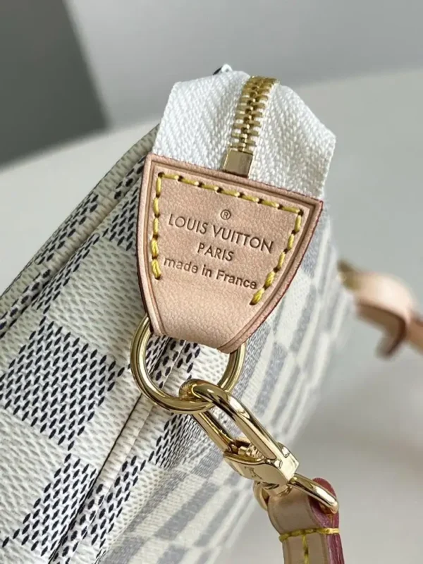 WhatsApp-Image-2026-06-30-at-11.30.14-1-363484e0c17a.webp Louis Vuitton Pochette Accessory Bags 22cm N40915
