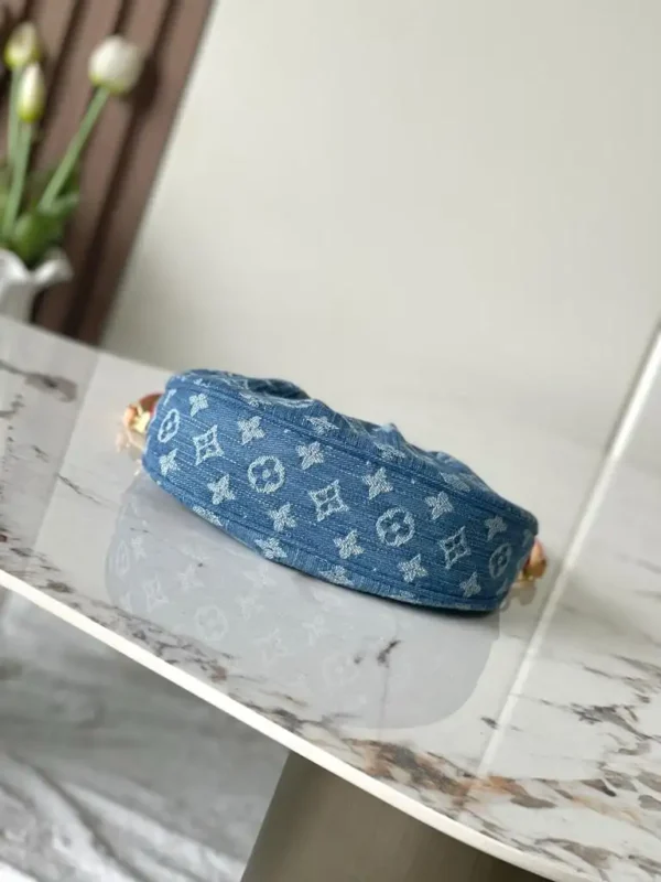 WhatsApp-Image-2026-06-30-at-17.22.08-2-003ebdf8781a.webp Louis Vuitton Pochette Valley Bag Denim Blue 21cm M13571