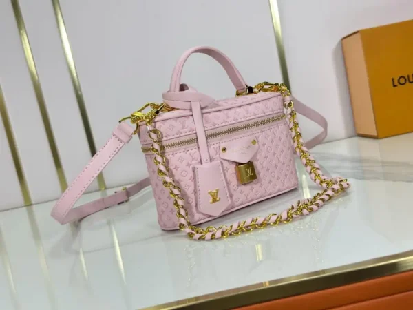 WhatsApp-Image-2026-06-30-at-17.22.31-1-abf2ffb0a45b.webp Louis Vuitton Vanity Chain Pouch Light Bliss Cream 19cm M29344