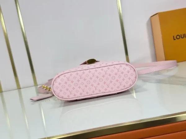 WhatsApp-Image-2026-06-30-at-17.22.31-5-533fd3ab01de.webp Louis Vuitton Vanity Chain Pouch Light Bliss Cream 19cm M29344