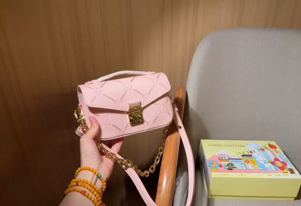 WhatsApp-Image-2026-07-01-at-09.49.16.webp Louis Vuitton Pochette Métis East West 21.5cm M29488