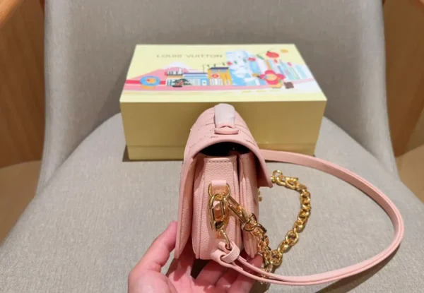 WhatsApp-Image-2026-07-01-at-09.49.18.webp Louis Vuitton Pochette Métis East West 21.5cm M29488