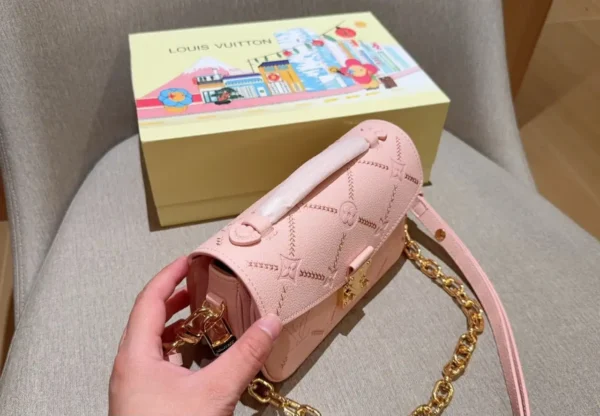 WhatsApp-Image-2026-07-01-at-09.49.19-1.webp Louis Vuitton Pochette Métis East West 21.5cm M29488