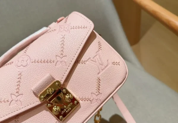 WhatsApp-Image-2026-07-01-at-09.49.20.webp Louis Vuitton Pochette Métis East West 21.5cm M29488
