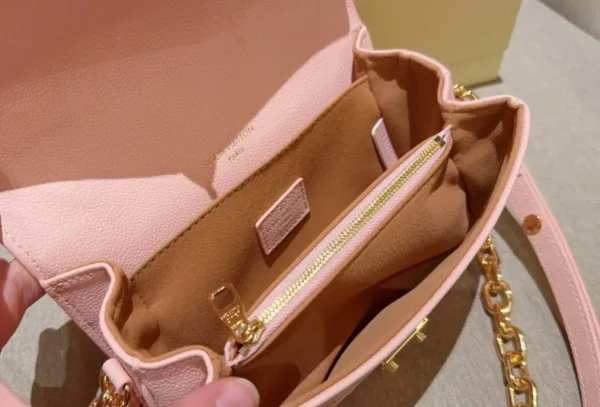 WhatsApp-Image-2026-07-01-at-09.49.21.webp Louis Vuitton Pochette Métis East West 21.5cm M29488