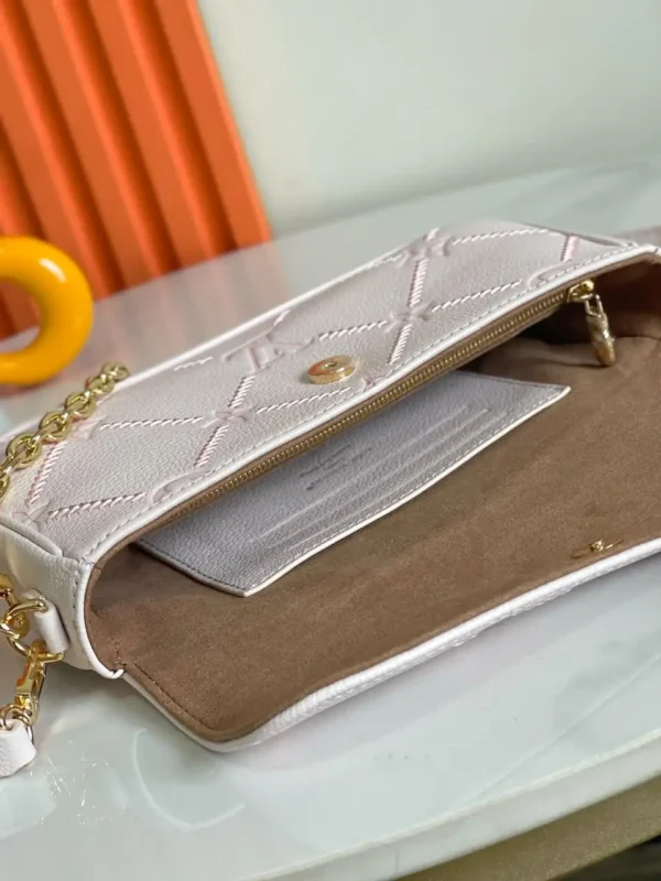 WhatsApp-Image-2026-07-01-at-09.50.12-2528e50f5c04.webp Louis Vuitton Ivy Bag Light Bliss Couture Cream 23.5cm M29502