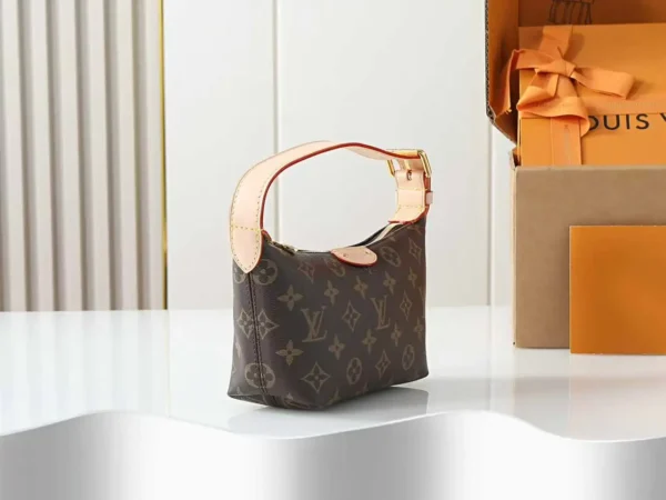 WhatsApp-Image-2026-07-01-at-15.45.47-1.webp Louis Vuitton Pochette Hills Bag Monogram 18.5cm M27509