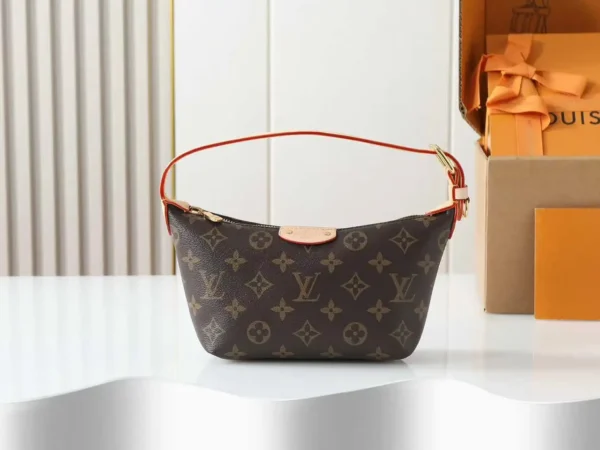 WhatsApp-Image-2026-07-01-at-15.45.47.webp Louis Vuitton Pochette Hills Bag Monogram 18.5cm M27509
