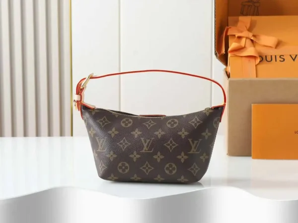 WhatsApp-Image-2026-07-01-at-15.45.48.webp Louis Vuitton Pochette Hills Bag Monogram 18.5cm M27509