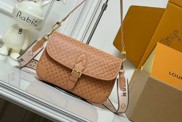 WhatsApp-Image-2026-07-02-at-17.16.16.webp Louis Vuitton Diane PM Bag Noisette Color 24cm M29162