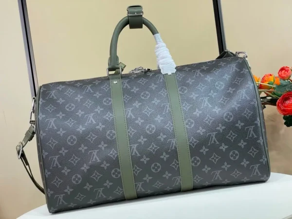 WhatsApp-Image-2026-08-11-at-13.55.54-1.webp Louis Vuitton LV x TM Keepall Bandoulière 45cm/17.7in Khaki Green M28837