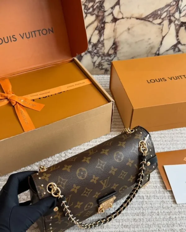 WhatsApp-Image-2026-08-27-at-08.52.42-1.webp Louis Vuitton Trunkie Bag 27cm/10.6in Canvas Material M14526