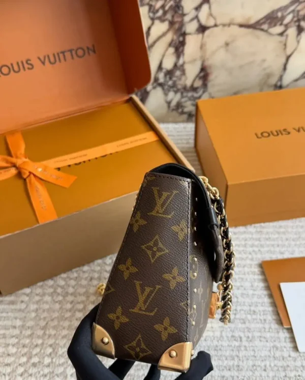 WhatsApp-Image-2026-08-27-at-08.52.42-2.webp Louis Vuitton Trunkie Bag 27cm/10.6in Canvas Material M14526