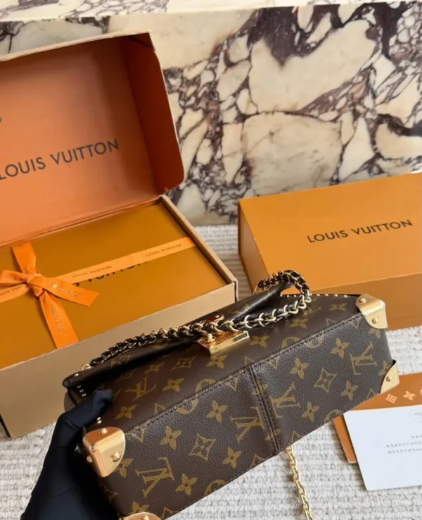 WhatsApp-Image-2026-08-27-at-08.52.43.webp Louis Vuitton Trunkie Bag 27cm/10.6in Canvas Material M14526