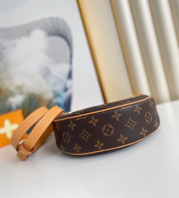 b4d26eca557e1d5998099eac20e0ae11-17e34ca3d2cc.webp Louis Vuitton Loop Bag Monogram Canvas M81098 23cm/9.1in, Designer Handbags, Womens Purse, luxury bags