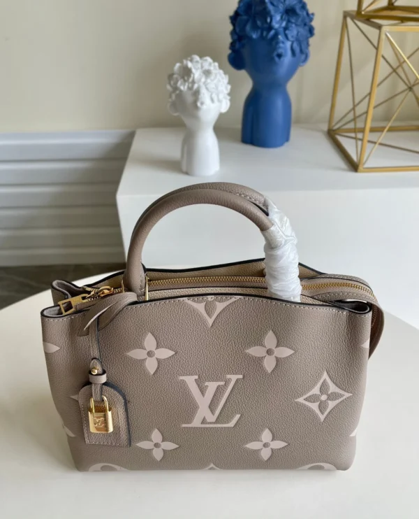 be671fa2-9fbf406010a0.webp Louis Vuitton Petit Palais 29Cm Cr Me, Designer Handbags, Womens Purse, luxury bags