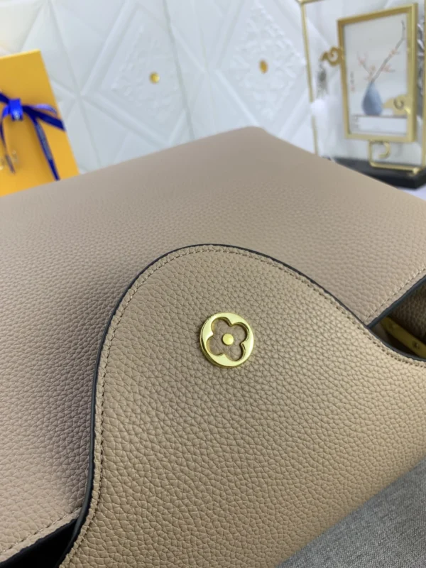 Louis Vuitton Capucines Mm Grey 31Cm M42253, Designer Handbags, Womens Purse, luxury bags