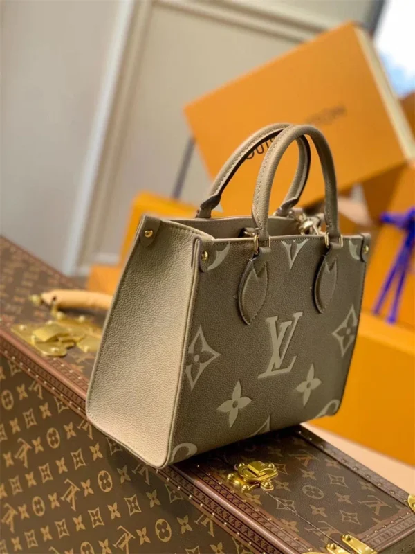 dc33b500-38be9490dd67.webp Louis Vuitton LV OnTheGo East West M46653 Beige 25cm, Designer Handbags, Womens Purse, luxury bags