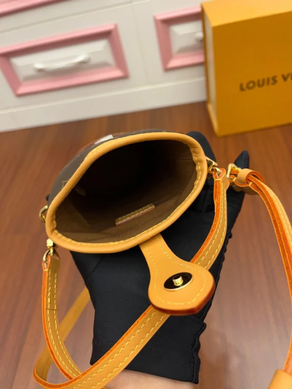 eeaed5d2-b1809abf8747.webp Louis Vuitton Fold Me Pouch 18Cm, Designer Handbags, Womens Purse, luxury bags